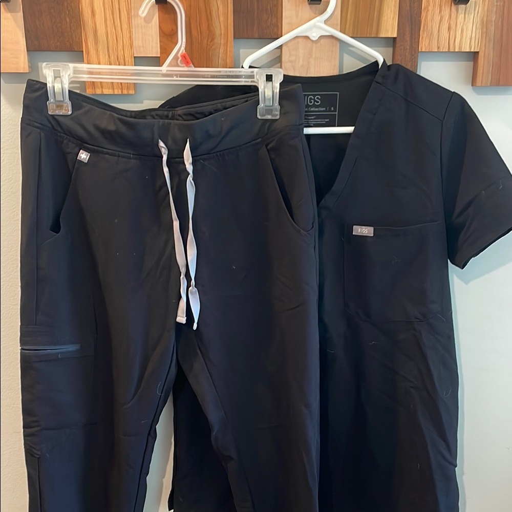 FIGS Black Scrub Ensemble